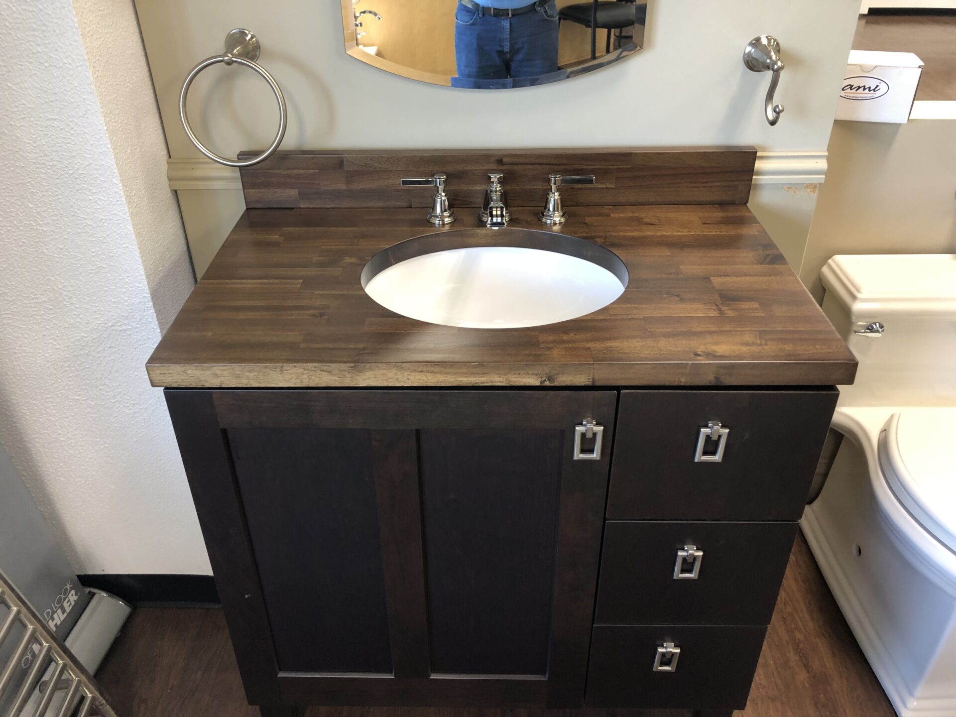 Madera Coffee sink with wooden table